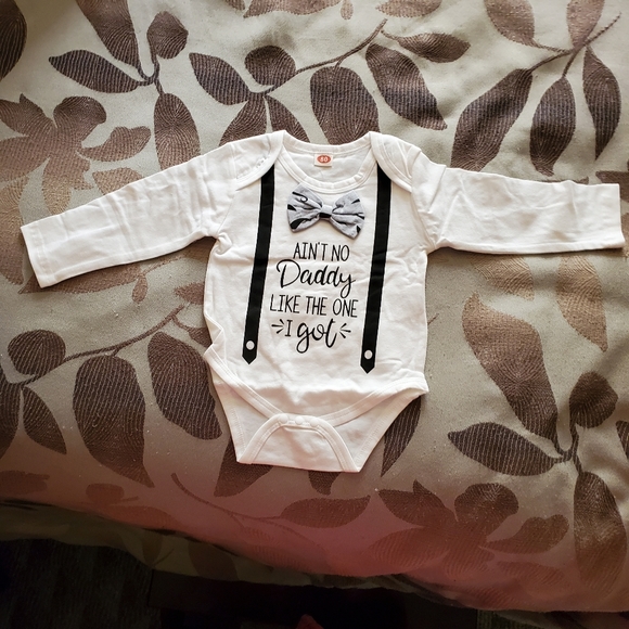 3 pc infant set Blk/white "Ain't no daddy like the one I got" NWOT - Picture 6 of 7